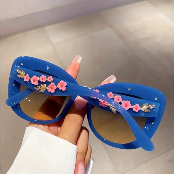 Katy Perry 3D Rose 50s Vibe Pin Up Cat Eye Blue Sunglasses - Picture 6 of 13